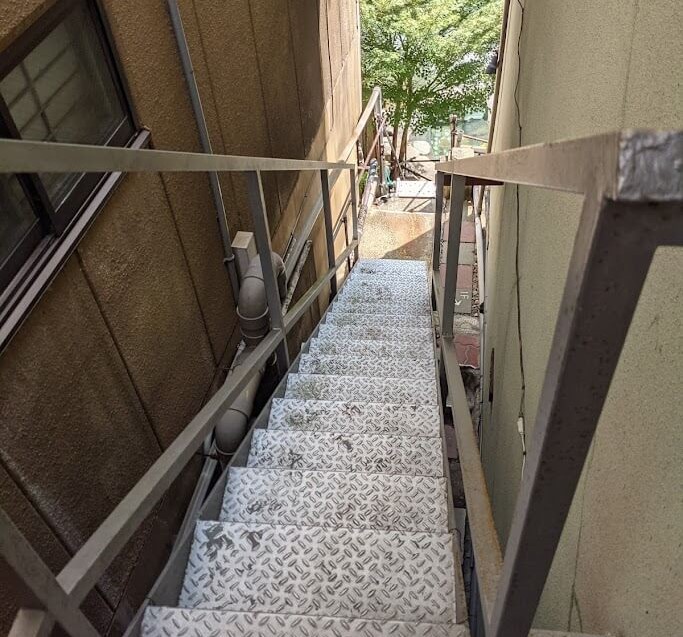 つばたや旅館の階段